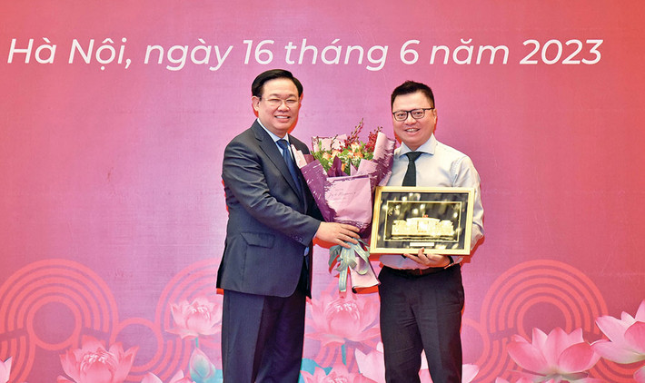 Chủ tịch Quốc hội Vương Đình Huệ tặng quà Hội Nhà báo Việt Nam. Ảnh: Lâm Hiển Chủ tịch Quốc hội Vương Đình Huệ: Báo chí phải luôn là vũ khí sắc bén của Đảng, diễn đàn rộng lớn, mạnh mẽ của Nhân dân -0