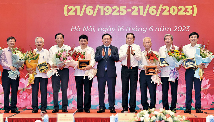 Chủ tịch Quốc hội Vương Đình Huệ, Phó Chủ tịch Thường trực Quốc hội Trần Thanh Mẫn tặng quà các nhà báo lão thành. Ảnh: Lâm Hiển Chủ tịch Quốc hội Vương Đình Huệ: Báo chí phải luôn là vũ khí sắc bén của Đảng, diễn đàn rộng lớn, mạnh mẽ của Nhân dân -0