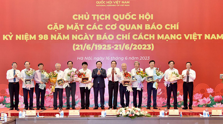 Chủ tịch Quốc hội Vương Đình Huệ, Phó Chủ tịch Thường trực Quốc hội Trần Thanh Mẫn, Phó Chủ tịch Quốc hội Nguyễn Khắc Định, Phó Chủ tịch Quốc hội Nguyễn Đức Hải chụp ảnh lưu niệm với các nhà báo lão thành. Ảnh: Lâm Hiển Giữ mãi ngọn lửa nhiệt huyết, không ngừng vươn lên ngang tầm là cầu nối giữa Đảng, Nhà nước với Nhân dân -0