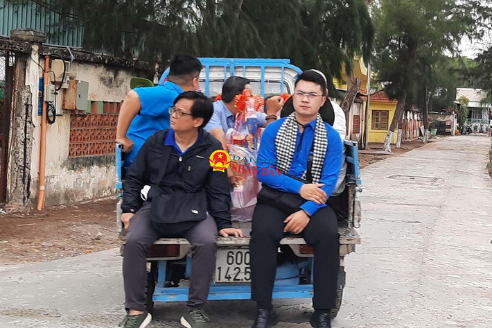 Đoàn viên thanh niên trên đảo vận chuyển quà Tết để đi biếu các hộ gia đình khó khăn, gia đình có công cách mạng sinh sống trên đảo. Ảnh: Quang Phương. Rộn ràng sắc xuân tại xã đảo duy nhất tại TP. Hồ Chí Minh