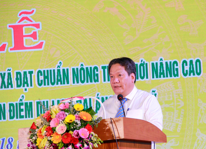Chủ tịch UBND huyện Thanh Trì Nguyễn Tiến Cường báo cáo tại buổi lễ 14 xã của huyện Thanh Trì được công nhận đạt chuẩn nông thôn mới nâng cao -0