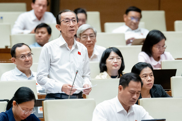 ĐBQH Trần Hoàng Ngân (TP. Hồ Chí Minh) phát biểu. Ảnh: Hồ Long Bảo đảm kiểm soát lạm phát, bình ổn giá khi tăng lương cơ sở -0