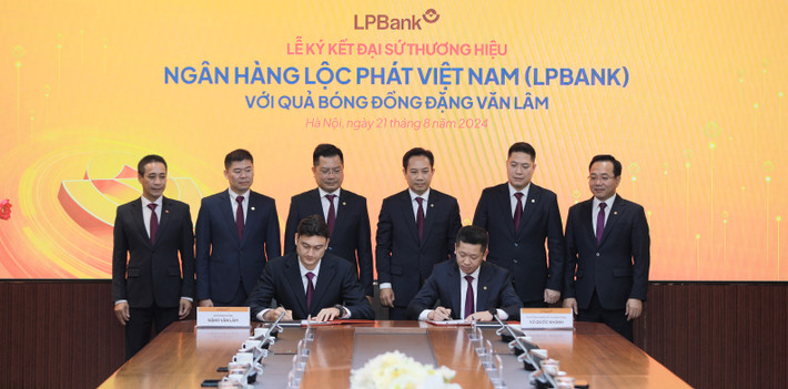 Đại diện LPBank, ông Vũ Quốc Khánh, Phó Tổng Giám đốc thường trực và thủ môn Đặng Văn Lâm ký kết hợp đồng Đại sứ thương hiệu dưới sự chứng kiến của Ban lãnh đạo LPBank. Ảnh: LPBank Thủ môn hàng đầu Việt Nam Đặng Văn Lâm được LPBank lựa chọn làm Đại sứ thương hiệu -0
