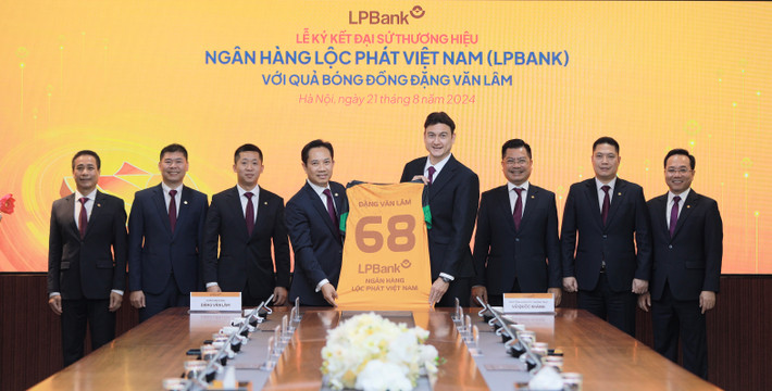 Ông Lê Minh Tâm, Phó Chủ tịch Thường trực HĐQT LPBank trao tặng áo lưu niệm cho Quả bóng đồng 2023 Đặng Văn Lâm, Đại sứ thương hiệu của LPBank. Ảnh: LPBank Thủ môn hàng đầu Việt Nam Đặng Văn Lâm được LPBank lựa chọn làm Đại sứ thương hiệu -0