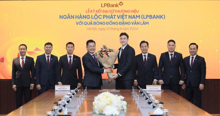 Ông Bùi Thái Hà, Phó Chủ tịch HĐQT LPBank tặng hoa cho Quả bóng đồng 2023 Đặng Văn Lâm, Đại sứ thương hiệu của LPBank. Ảnh: LPBank Thủ môn hàng đầu Việt Nam Đặng Văn Lâm được LPBank lựa chọn làm Đại sứ thương hiệu -0