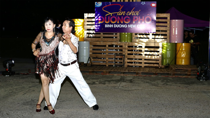 Bình Dương: Tổ chức khiêu vũ dưỡng sinh tại Sân chơi đường phố ảnh 1 Bình Dương: Tổ chức khiêu vũ dưỡng sinh tại Sân chơi đường phố -4