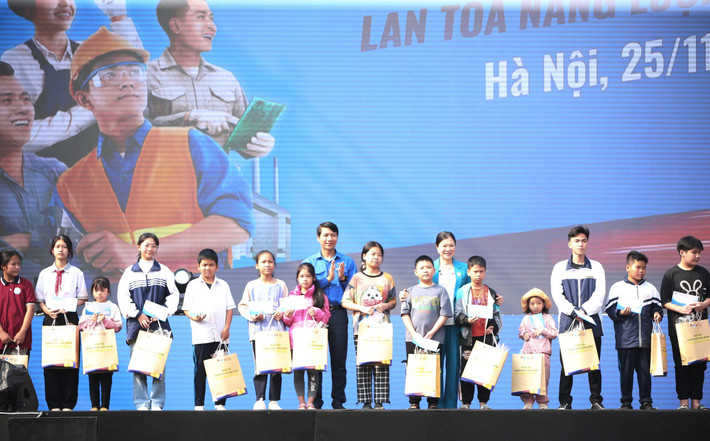 Ngày hội “Thanh niên công nhân - Lan tỏa năng lượng tích cực” là hoạt động thiết thực nhằm chăm lo cho đời sống thanh niên công nhân Nhiều hoạt động trong chuỗi Ngày hội “Thanh niên công nhân - Lan tỏa năng lượng tích cực” 2024 -0
