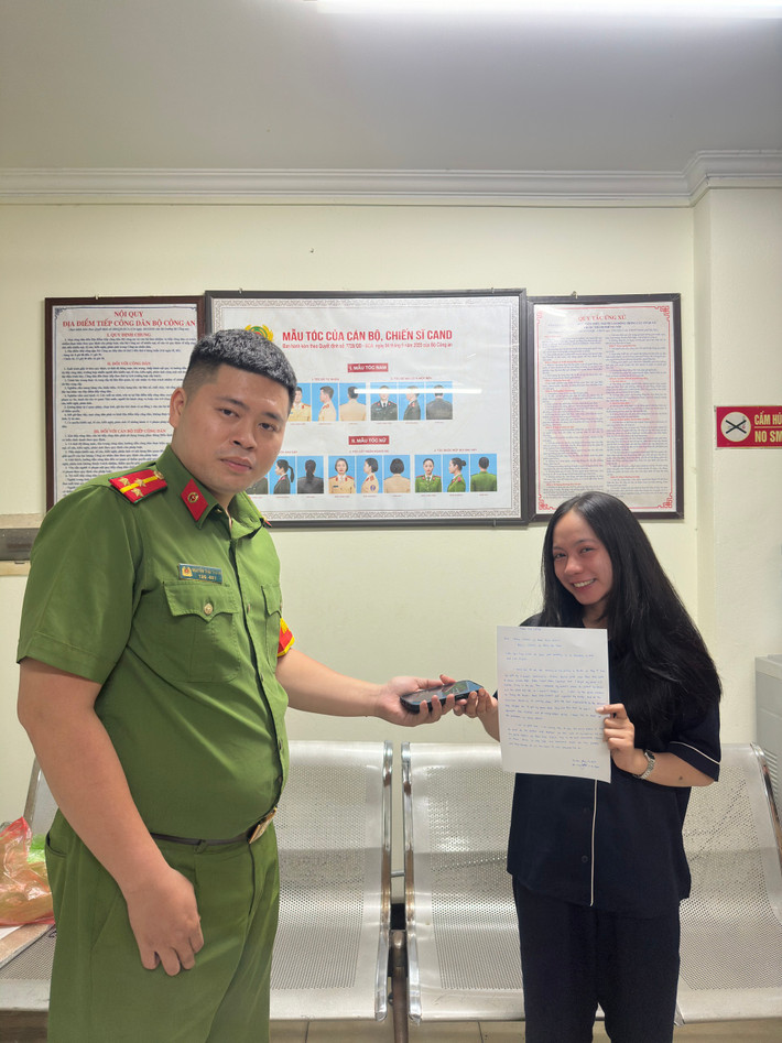Chị Trina Nicole, nữ du khách Philippines vui mừng khi nhận lại tài sản tại Công an phường Hàng Bồ. Nữ du khách Philippines viết thư tay cảm ơn các chiến sĩ Công an Hà Nội giúp tìm lại điện thoại để quên trên taxi -0