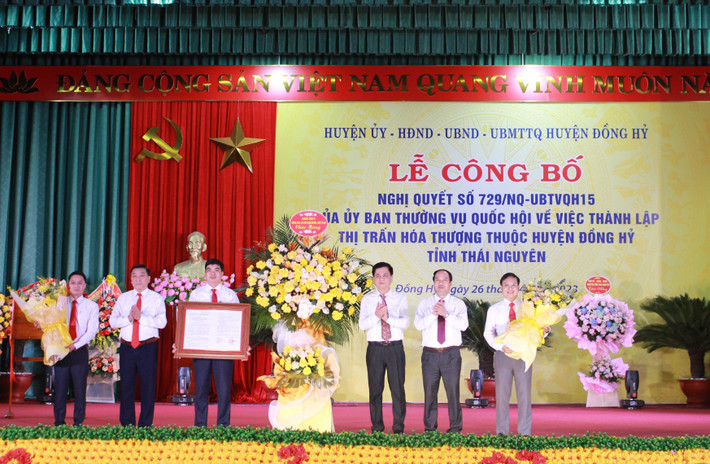 Phó Chủ tịch Hội đồng Dân tộc Nguyễn Lâm Thành trao Nghị quyết của Ủy ban Thường vụ Quốc hội cho đại diện Đảng bộ, chính quyền và Nhân dân thị trấn Hóa Thượng Công bố Nghị quyết thành lập thị trấn Hoá Thượng -0