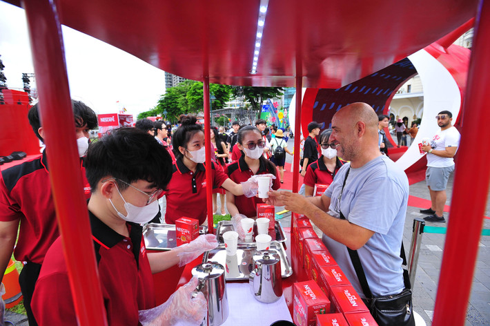 Người tiêu dùng được thưởng thức cà phê NESCAFÉ và có cơ hội nhận nhiều quà tặng hấp dẫn tại các điểm tổ chức sự kiện Chuỗi hoạt động “Khơi mở thế giới của bạn” của NESCAFÉ thu hút hàng nghìn người tham gia, trải nghiệm -0