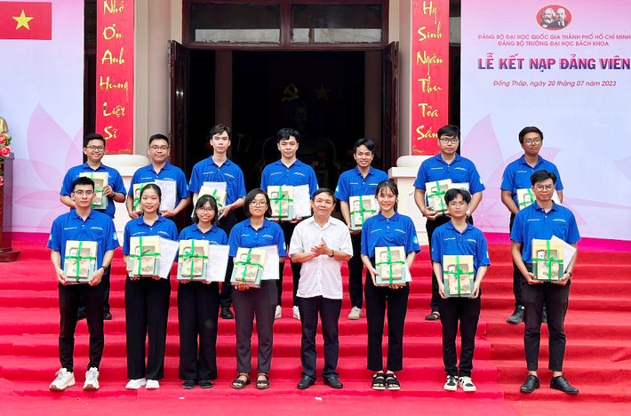 Phó Bí thư Thường trực, Chủ tịch HĐND tỉnh Đồng Tháp Phan Văn Thắng trao quyết định kết nạp Đảng cho 14 sinh Trường Đại học Công nghệ Thành phố Hồ Chí Minh 24 chiến sĩ Mùa hè xanh tại Đồng Tháp được kết nạp Đảng