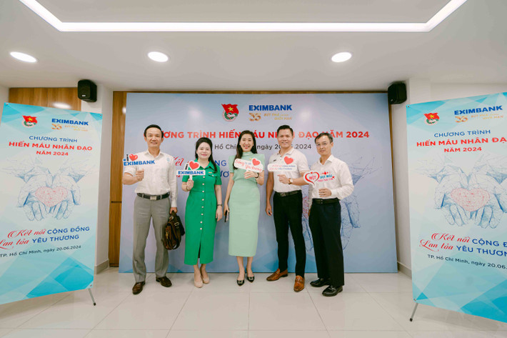 Ban lãnh đạo Eximbank tham gia hiến máu tại sự kiện hình 1.jpg -0