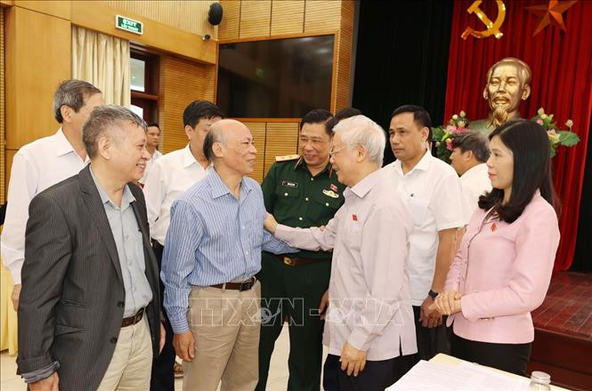 Tổng Bí thư, Chủ tịch nước Nguyễn Phú Trọng tiếp xúc cử tri quận Hoàn Kiếm, Ba Đình và Tây Hồ. Ảnh tư liệu: Trí Dũng/TTXVN Tổng Bí thư Nguyễn Phú Trọng - Sự khiêm tốn vĩ đại qua góc nhìn đại biểu dân cử -0