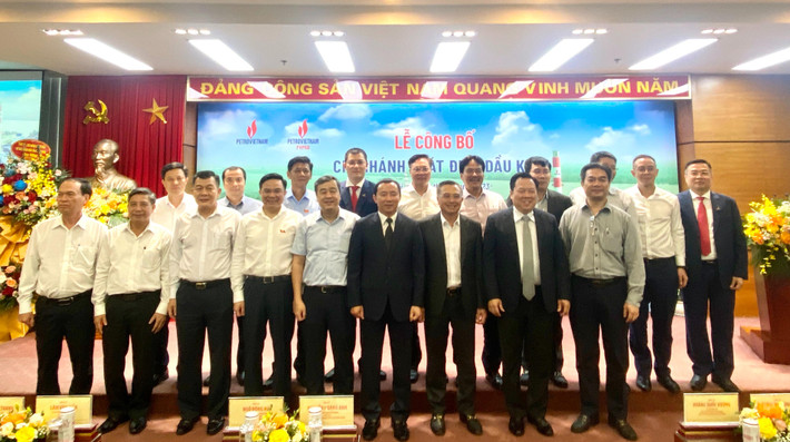Các đại biểu chụp ảnh lưu niệm cùng tập thể Ban lãnh đạo Tập đoàn, PVPGB Công bố thành lập Chi nhánh Phát điện Dầu khí -0