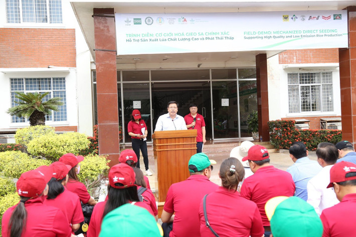 Viện trưởng Viện Lúa đồng bằng sông Cửu Long Trần Ngọc Thạch phát biểu chia sẻ tại buổi trình diễn cơ giới hóa gieo sạ chính xác Cơ giới hoá gieo sạ giúp hỗ trợ sản xuất lúa chất lượng cao -0