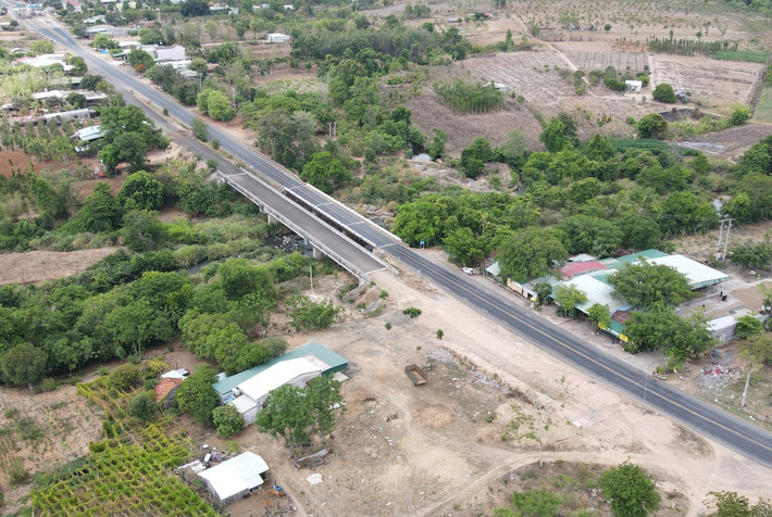 Theo Bộ GTVT, nguyên nhân dự án bị cắt vốn là do địa phương chậm trễ trong công tác giải phóng mặt bằng Cầu 24 tỷ đồng nối Đắk Lắk - Gia Lai “đắp chiếu” vì vướng giải phóng mặt bằng -0