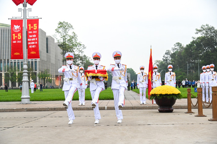 Trang nghiêm lễ thượng cờ tại quảng trường Ba Đình nhân dịp 47 năm ngày thống nhất đất nước ảnh 11 Trang nghiêm lễ thượng cờ tại quảng trường Ba Đình nhân dịp 47 năm ngày thống nhất đất nước -0