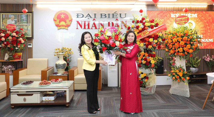 Tổng Biên tập Báo Đại biểu Nhân dân Phạm Thị Thanh Huyền đón nhận lẵng hoa tươi thắm của Phó trưởng Đoàn chuyên trách phụ trách Đoàn ĐBQH tỉnh Hòa Bình Đặng Bích Ngọc chúc mừng Báo Đại biểu Nhân dân. Ảnh: Khánh Duy Lãnh đạo Đảng, Nhà nước và các bộ, ngành, địa phương chúc mừng Báo Đại biểu Nhân dân -0