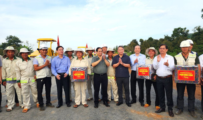 Thủ tướng Phạm Minh Chính đi thị sát, thăm, động viên công nhân và tặng quà các đơn vị đang thi công trên tuyến cao tốc Khánh Hòa - Buôn Ma Thuột Thủ tướng phát động 500 ngày đêm thi đua hoàn thành 3.000km đường bộ cao tốc -0