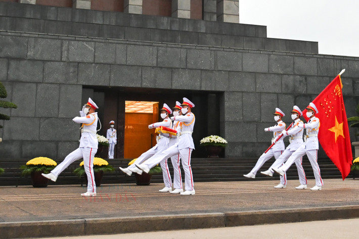 Trang nghiêm lễ thượng cờ tại quảng trường Ba Đình nhân dịp 47 năm ngày thống nhất đất nước ảnh 31 Trang nghiêm lễ thượng cờ tại quảng trường Ba Đình nhân dịp 47 năm ngày thống nhất đất nước -0
