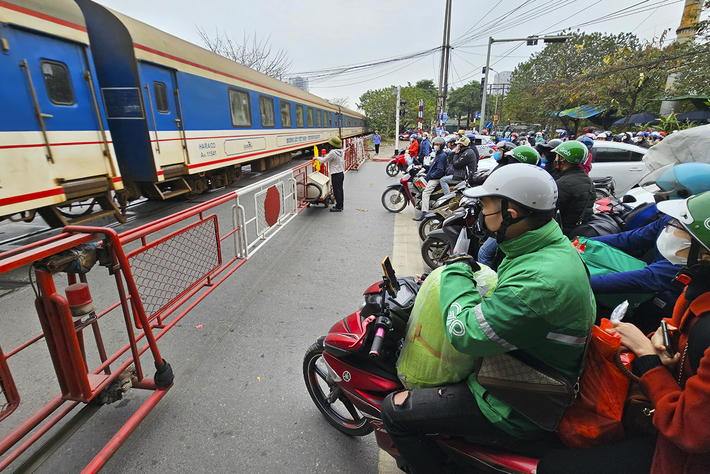 Tại khu vực cửa ngõ phía Nam đoạn qua đường Giải Phóng - Ngọc Hồi, hàng vạn người lỉnh kỉnh đồ đạc về quê ăn Tết. Đường vành đai 3 Hà Nội ùn tắc kéo dài trong ngày làm việc cuối cùng năm Quý Mão -0