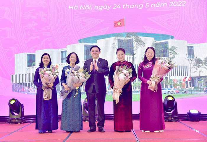 Chủ tịch Quốc hội Vương Đình Huệ chụp ảnh lưu niệm cùng nguyên Chủ tịch Quốc hội Nguyễn Thị Kim Ngân; Ủy viên Bộ Chính trị, Trưởng Ban Tổ chức Trung ương Trương Thị Mai, nguyên Chủ tịch Nhóm Nữ đại biểu Quốc hội Việt Nam khóa XIII; Bí thư Trung ương Đảng, Trưởng Ban Dân vận Trung ương Bùi Thị Minh Hoài; Phó Chủ tịch Nước Võ Thị Ánh Xuân. Ảnh: Lâm Hiển Chủ tịch Quốc hội Vương Đình Huệ: Nữ đại biểu Quốc hội đóng góp quan trọng vào những bước tiến, thành công của Quốc hội -0
