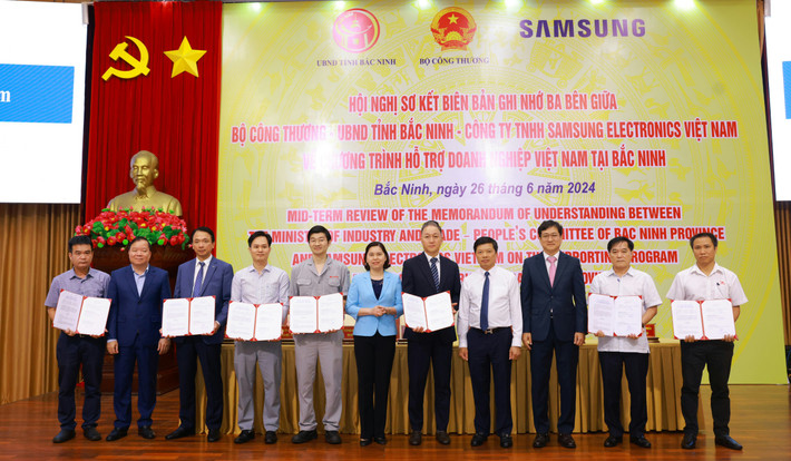 Đại diện Bộ Công Thương, Samsung và các doanh nghiệp ký kết thỏa thuận hỗ trợ tư vấn phát triển nhà máy thông minh năm 2024 Samsung Việt Nam tiếp tục hỗ trợ doanh nghiệp Bắc Ninh phát triển nhà máy thông minh -0