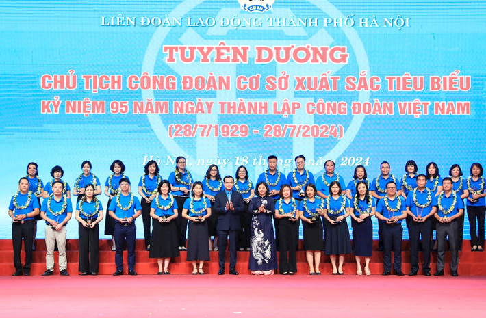 Lãnh đạo Tổng Liên đoàn Lao động Việt Nam thành phố Hà Nội tuyên dương Chủ tịch Công đoàn cơ sở xuất sắc tiêu biểu. Ảnh: Q.T Chăm lo, bảo vệ quyền, lợi ích hợp pháp, chính đáng của người lao động -0