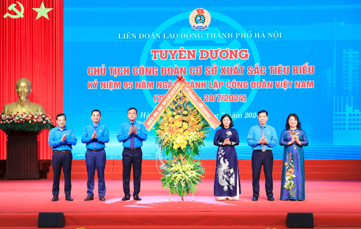Phó Bí thư Thường trực Thành ủy Hà Nội Nguyễn Thị Tuyến tặng hoa chúc mừng Liên đoàn Lao động thành phố Hà Nội. Ảnh: Q.T Chăm lo, bảo vệ quyền, lợi ích hợp pháp, chính đáng của người lao động -0