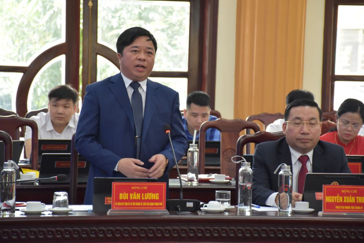 Bí thư Thành ủy, Chủ tịch UBND thành phố Phổ Yên Bùi Văn Lương trình bày Báo cáo của Thành ủy Phổ Yên. Ảnh: Nguyễn Ánh Đường lớn đã mở - Phổ Yên cần nêu cao quyết tâm trở thành đô thị loại I trước năm 2030 -0