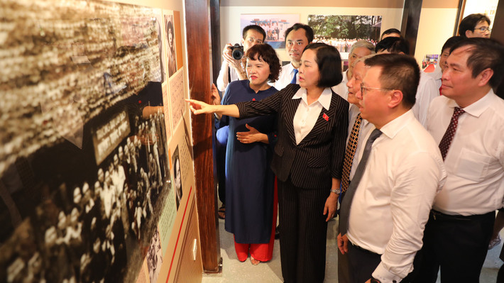 Phó Chủ tịch Quốc hội Nguyễn Thị Thanh dự Lễ khánh thành công trình tu bổ, tôn tạo Di tích lịch sử Quốc gia Trường dạy làm báo Huỳnh Thúc Kháng ảnh 3 Phó Chủ tịch Quốc hội Nguyễn Thị Thanh và các đại biểu tham quan Di tích