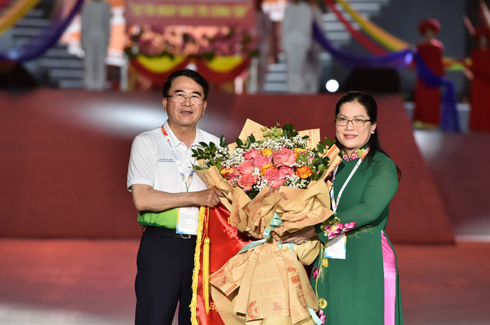 Thứ trưởng Bộ GD-ĐT Nguyễn Thị Kim Chi trao cờ lưu niệm và hoa cho địa phương đăng cai Hội khỏe Phù Đổng toàn quốc Khai mạc đại hội thể thao học đường lớn nhất toàn quốc -0