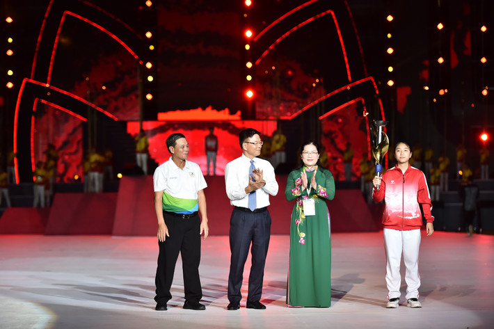 Phó Thủ tướng Chính phủ Lê Thành Long, Thứ trưởng Bộ GD-ĐT Nguyễn Thị Kim Chi và Chủ tịch UBND thành phố Hải Phòng trao lửa Phù Đổng tại lễ khai mạc Khai mạc đại hội thể thao học đường lớn nhất toàn quốc -0