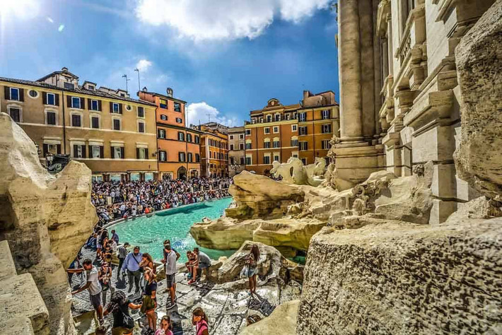 Quá tải du lịch và những hệ lụy ảnh 1 Quá tải khách du lịch tại Đài phun nước Trevi, Rome, Italy. Ảnh: CNN