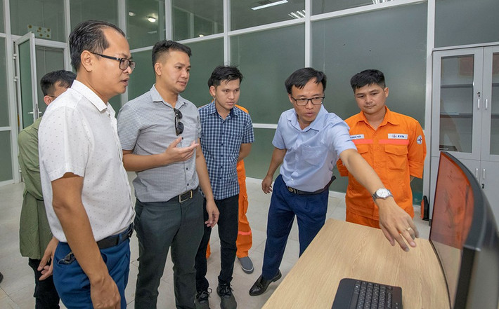 Đoàn công tác của Cục Quản lý an toàn công nghiệp năng lượng thuộc Bộ Năng lượng và Mỏ (Lào) nghe giới thiệu về Trung tâm Kiểm soát an toàn công trình trên bậc thang thủy điện sông Đà Nguồn: ITN Đoàn công tác của Cục Quản lý an toàn công nghiệp năng lượng thuộc Bộ Năng lượng và Mỏ (Lào) nghe giới thiệu về Trung tâm Kiểm soát an toàn công trình trên bậc thang thủy điện sông Đà