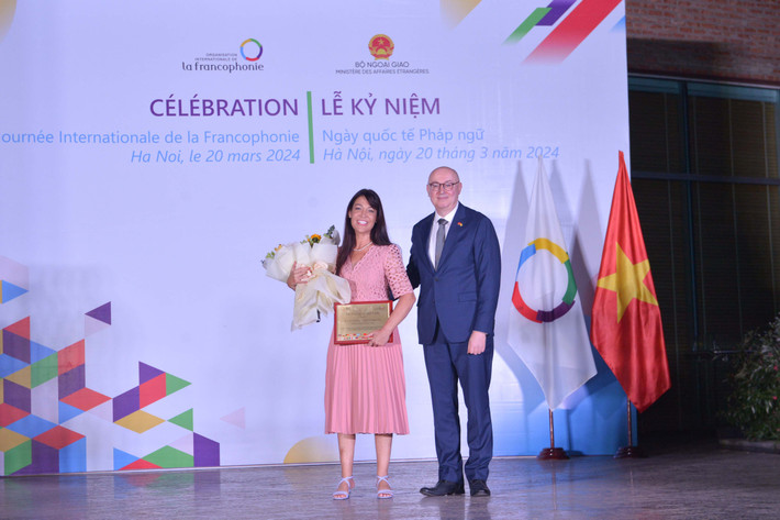 Chủ nhiệm Ủy ban Xã hội Nguyễn Thúy Anh dự Lễ kỷ niệm Ngày Quốc tế Pháp ngữ ảnh 5 Trưởng Phái đoàn Wallonie-Bruxelles tại Việt Nam Pierre du Ville trao giải thưởng danh dự của Nhóm các Đại sứ quán, Phái đoàn và tổ chức Pháp ngữ tại Hà Nội cho bà Aline Rebeau (Hoàng Nữ Ngọc Tim)