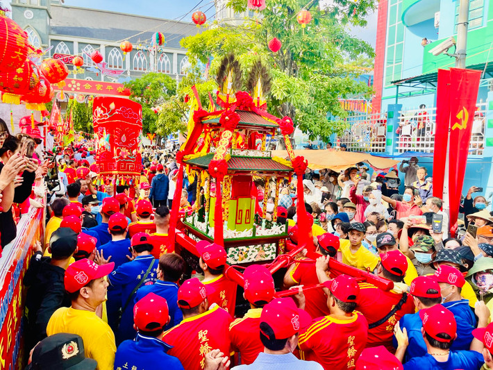 Du khách thập phương nghênh đón cộ bà tại các tuyến đường trong trung tâm TP. Thủ Dầu Một Hàng vạn người viếng lễ chùa Bà Thiên Hậu Bình Dương