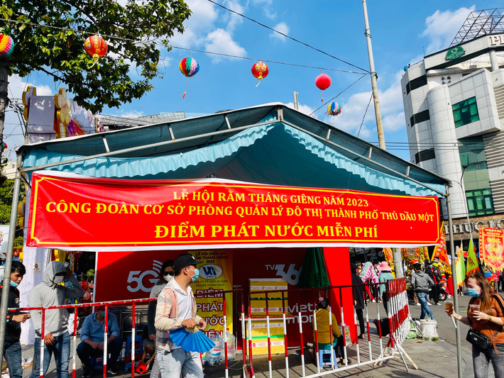 Hàng vạn người tham gia Lễ rước kiệu Bà Thiên Hậu ở Bình Dương ảnh 5 Hàng vạn người viếng lễ chùa Bà Thiên Hậu Bình Dương