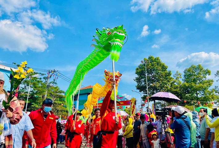 Hàng vạn người tham gia Lễ rước kiệu Bà Thiên Hậu ở Bình Dương ảnh 9 Hàng vạn người viếng lễ chùa Bà Thiên Hậu Bình Dương