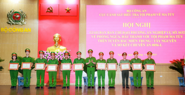 Thứ trưởng Bộ Công an, Trung tướng Nguyễn Duy Ngọc trao thưởng cho các tập thể, cá nhân có thành tích xuất sắc trong thực hiện Phương án và chuyên án 0856L Thực hiện tốt công tác phòng, chống ma túy góp phần giữ gìn an ninh trật tự -0