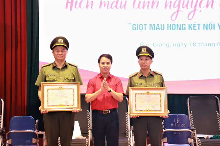 Phó Chủ tịch Hội Chữ thập đỏ tỉnh Bắc Giang Nguyễn Duy Bảo trao tặng Bằng khen của Chủ tịch UBND tỉnh cho 2 gia đình có thành tích xuất sắc trong hiến máu tình nguyện: Thiếu tá Đoàn Văn Phương – Trưởng Ban Thanh niên (ngoài cùng bên trái) và Thiếu tá Ngô Văn Tranh – Cán bộ Phòng An ninh đối ngoại Gần 300 đơn vị máu được hiến tặng trong Ngày hội hiến máu tình nguyện đợt I -0