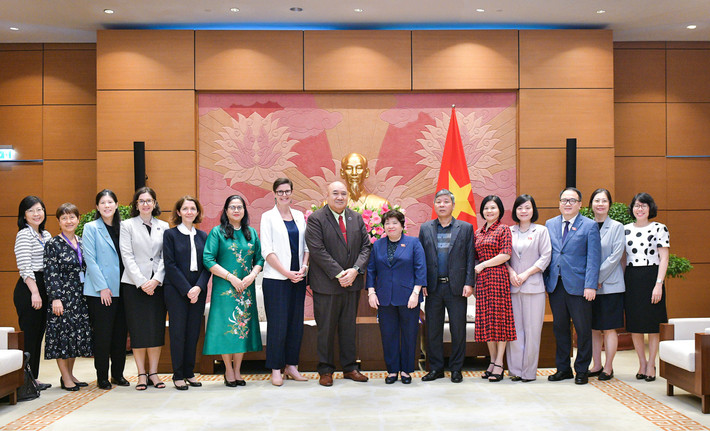 Chủ nhiệm Ủy ban Xã hội Nguyễn Thúy Anh tiếp Giám đốc WHO khu vực Tây Thái Bình Dương ảnh 6 Các đại biểu chụp ảnh lưu niệm