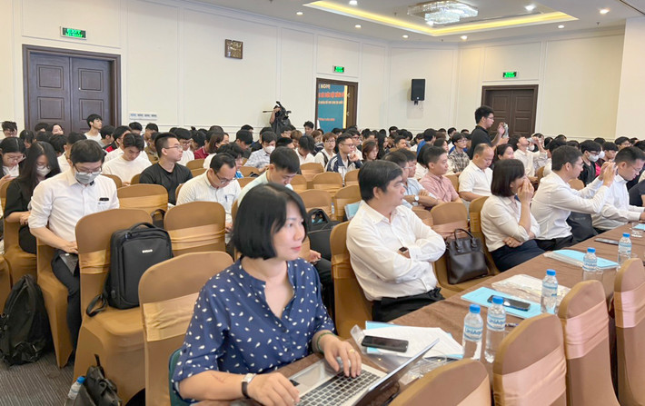 Các đại biểu dự hội nghị Trường Đại học Điện lực đồng hành cùng doanh nghiệp giải bài toán vướng mắc trong thực tiễn -0