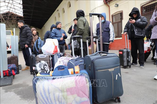 Người Việt sơ tán từ Ukraine tập trung tại điểm tập kết để đưa về cơ sở tị nạn chờ máy bay về nước Người Việt sơ tán từ Ukraine tập trung tại điểm tập kết để đưa về cơ sở tị nạn chờ máy bay về nước