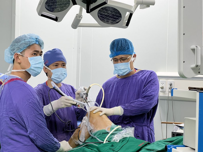 Các bác sĩ thực hiện phẫu thuật nội soi tái tạo dây chằng chéo trước khớp gối hai bên cùng lúc cho người bệnh Bác sĩ cảnh báo khi nghe tiếng