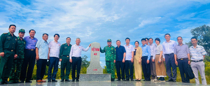 Ủy ban Đối ngoại khảo sát đường biên giới và làm việc với lãnh đạo tỉnh Đắk Lắk ảnh 5 Ủy ban Đối ngoại Quốc hội khảo sát đường biên giới và làm việc với lãnh đạo tỉnh Đắk Lắk -0