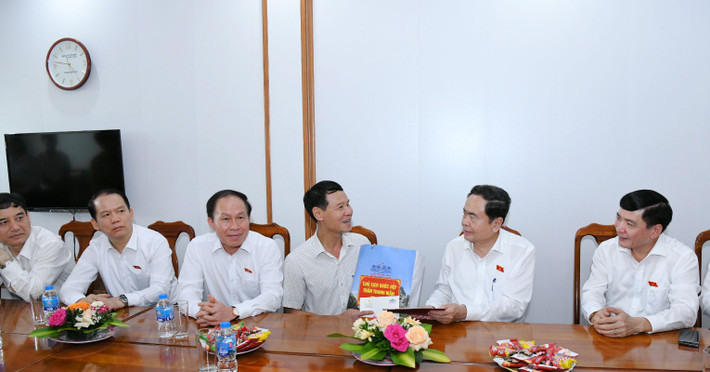 Chủ tịch Quốc hội Trần Thanh Mẫn và Đoàn công tác thăm, tặng quà tri ân Thương binh 1/4 Trần Văn Tuấn. Ảnh: Lâm Hiển Chủ tịch Quốc hội Trần Thanh Mẫn: Hải Phòng chung sức, đồng lòng hoàn thành vượt trội các chỉ tiêu năm 2024 -0