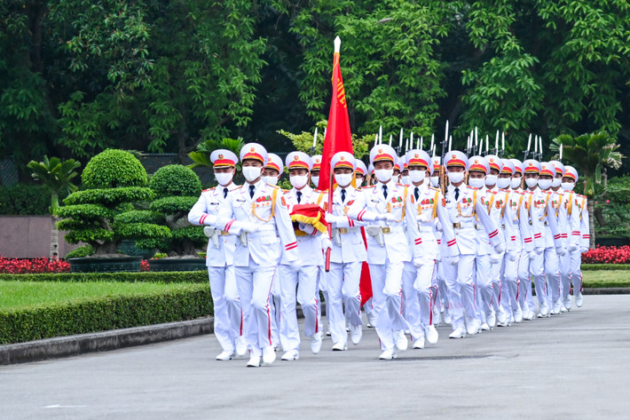 Trang nghiêm lễ thượng cờ tại quảng trường Ba Đình nhân dịp 47 năm ngày thống nhất đất nước ảnh 1 Trang nghiêm lễ thượng cờ tại quảng trường Ba Đình nhân dịp 47 năm ngày thống nhất đất nước -0