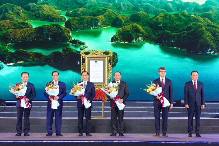 Phó Thủ tướng Chính phủ Trần Lưu Quang tặng hoa chúc mừng thành phố Hải Phòng, tỉnh Quảng Ninh và các cơ quan liên quan. Ảnh: Đàm Thanh Ấn tượng Lễ hội Hoa Phượng Đỏ 2024 “Hải Phòng - Bừng sáng miền di sản”