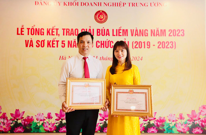 Đại diện Ban Tuyên giáo Đảng ủy Agribank tại Lễ tổng kết, trao giải Búa liềm vàng năm 2023 Đảng ủy Agribank đạt thành tích xuất sắc tiêu biểu Giải Búa liềm vàng -0